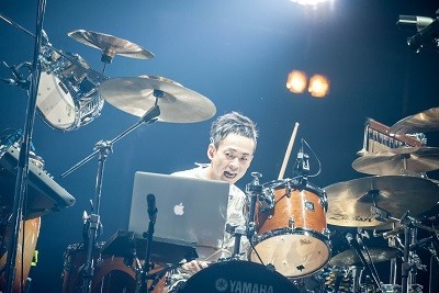 武道館でのRADWIMPSのステージ（2017年5月10日、撮影・八尾 武志）