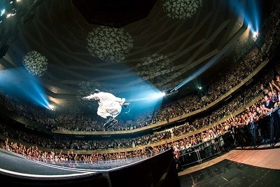 武道館でのRADWIMPSのステージ（2017年5月10日、撮影・八尾 武志）