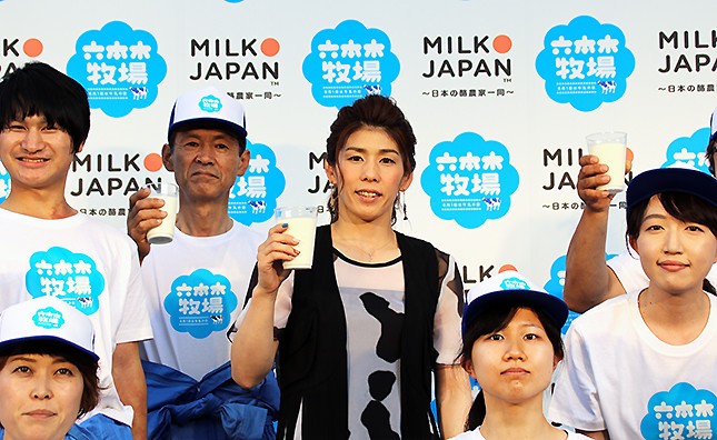 吉田沙保里、酪農男子から「ア～ン」で照れまくり　「甘～い！」