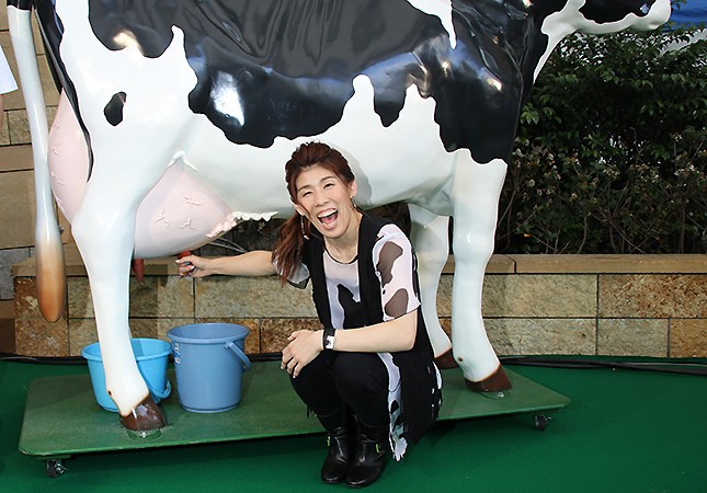 模型の牛で乳搾り体験