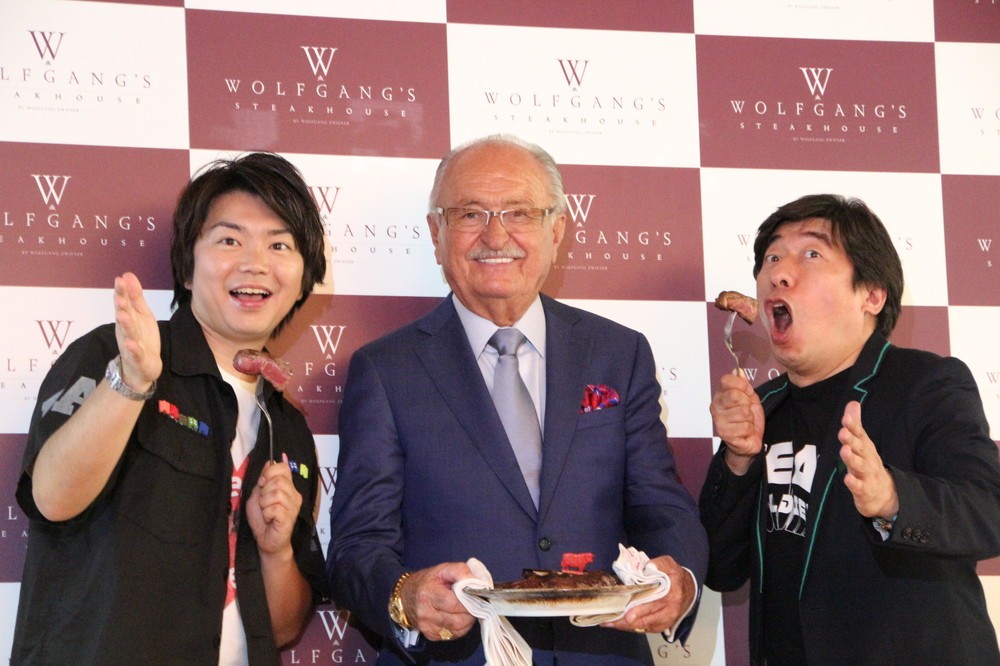 （左から）田辺さん、創業者のウルフギャング・ズウィナー氏、寺門さん