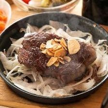 最強コスパ！　290円で高品質ステーキが食べられる肉バル、新橋にOPEN