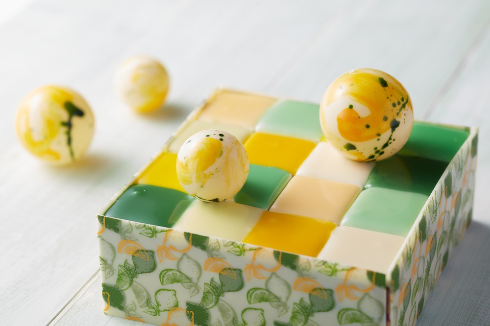 美しいモザイクケーキに夏バージョン　水玉がかわいいベリーヌも！