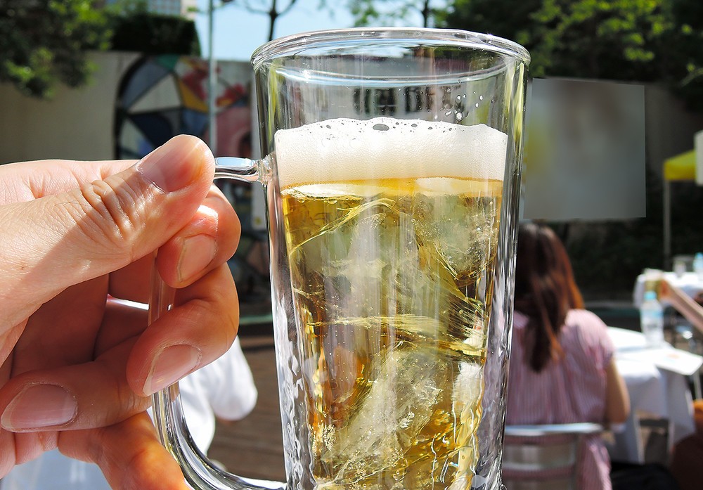 氷の入ったジョッキでキンキンに冷やしたオールフリー