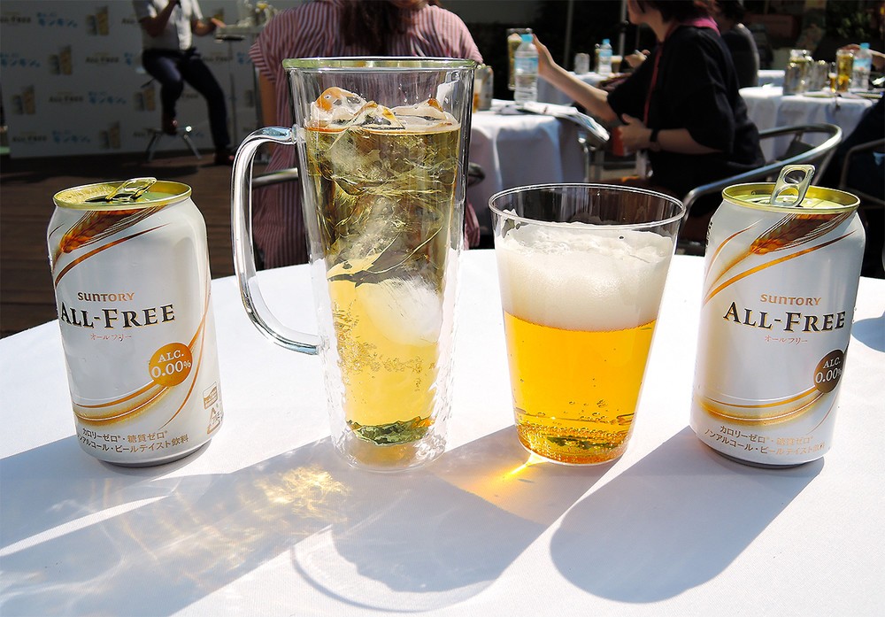 写真左が氷で冷やした「オールフリー」、右が氷なし