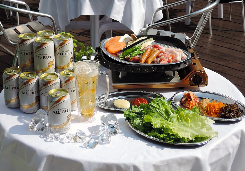 写真右は品川ビアガーデンのサムギョプサル