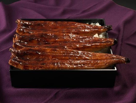 25センチの重箱からはみ出す大迫力！　かっぱ寿司から1万円の「うな重」