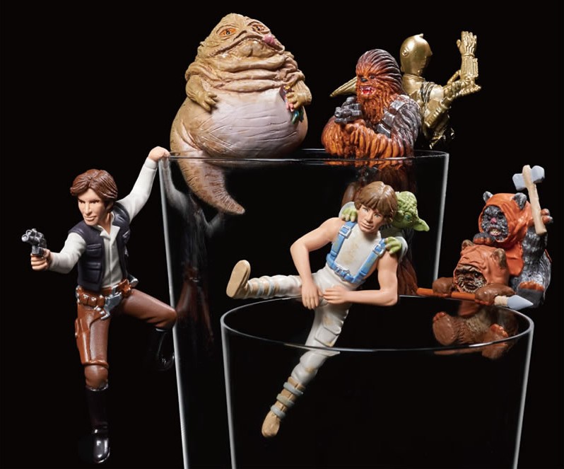 「スター・ウォーズ」のキャラクターたちがコップのフチに乗せて遊べるフィギュアに