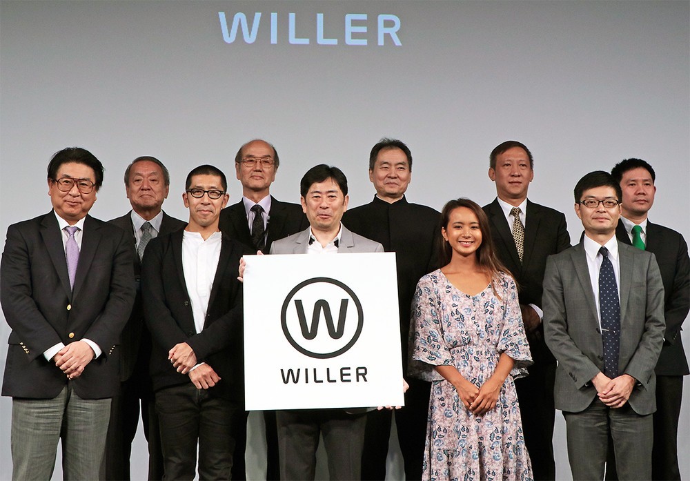 パネルを持っているのがウィラーの村瀬茂高社長