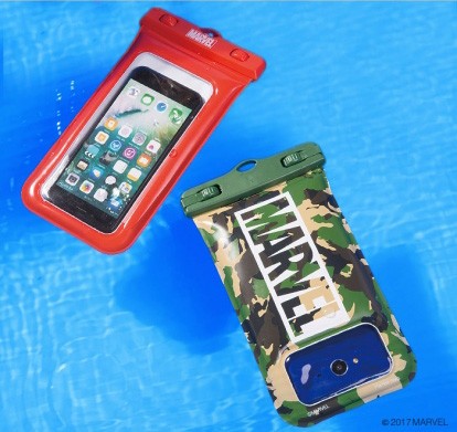 「MARVEL」ロゴをデザイン、水に浮く「フローティング構造」の防水スマホケース