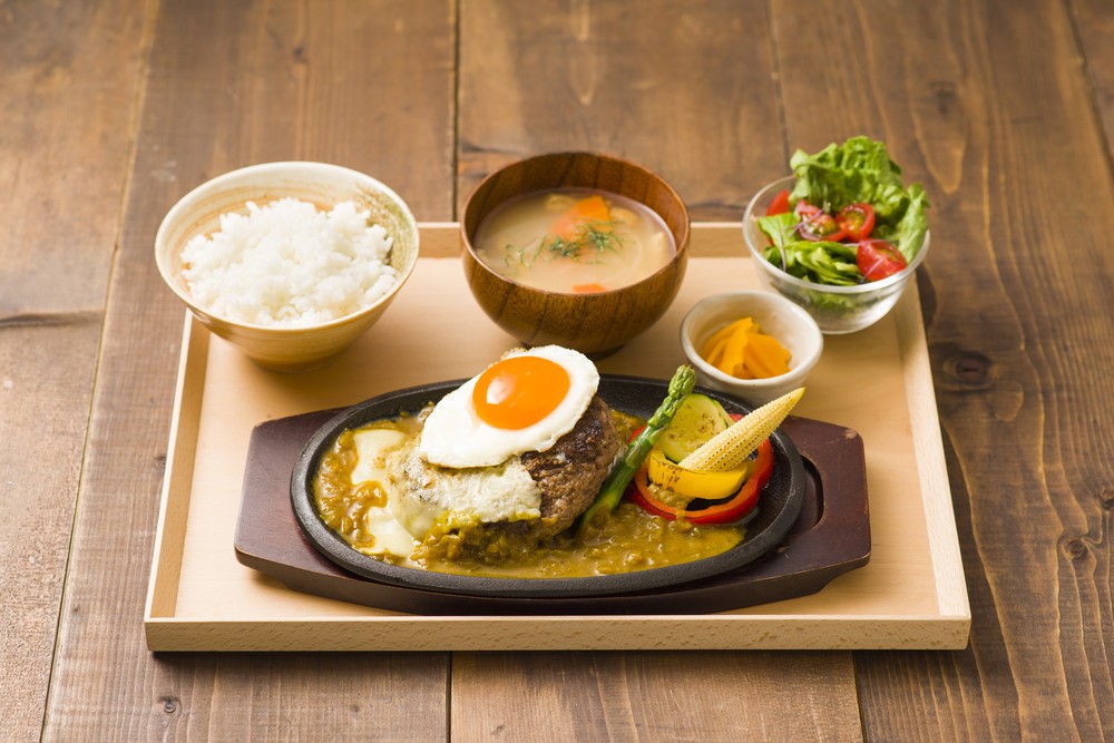 夏野菜とカレーソースの鉄板ルーミートハンバーグ