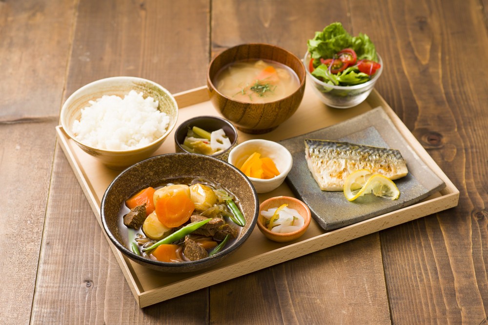 ルーミートとインゲン、ホクホクじゃがいもの肉じゃが定食