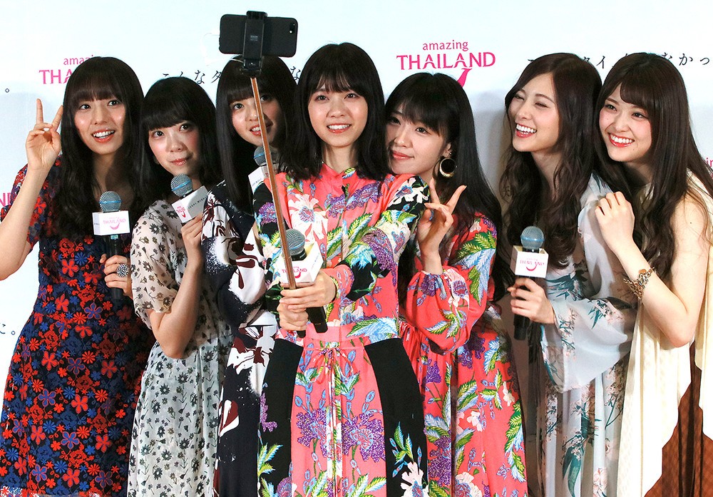 タイ旅行の自撮りシーンを再現する乃木坂46メンバーの7人