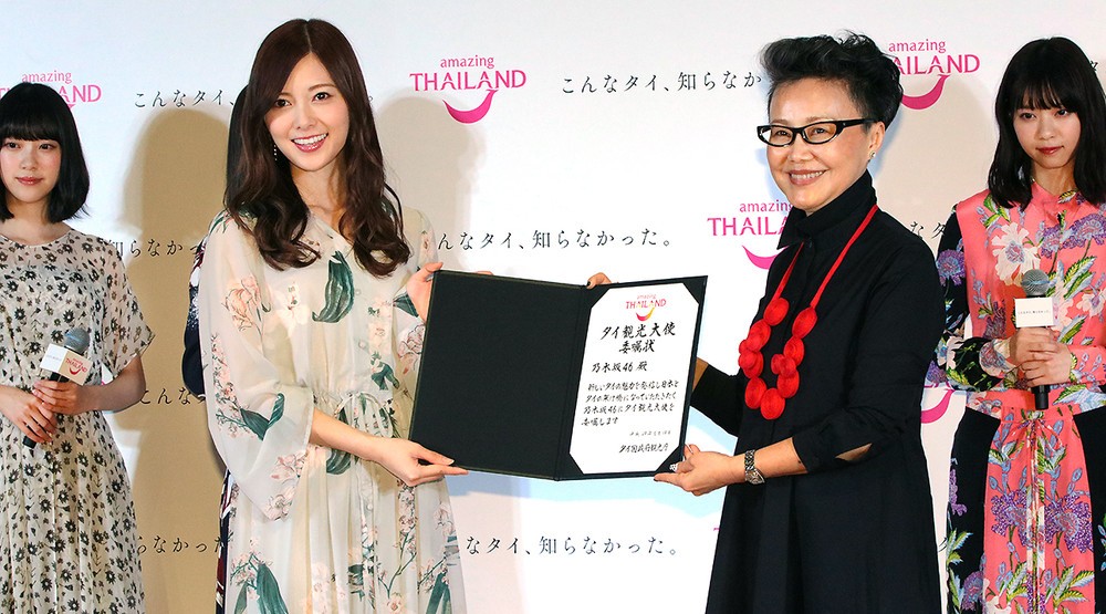 タイ国政府観光庁のシースダー副総裁から委嘱状を受け取る白石さん
