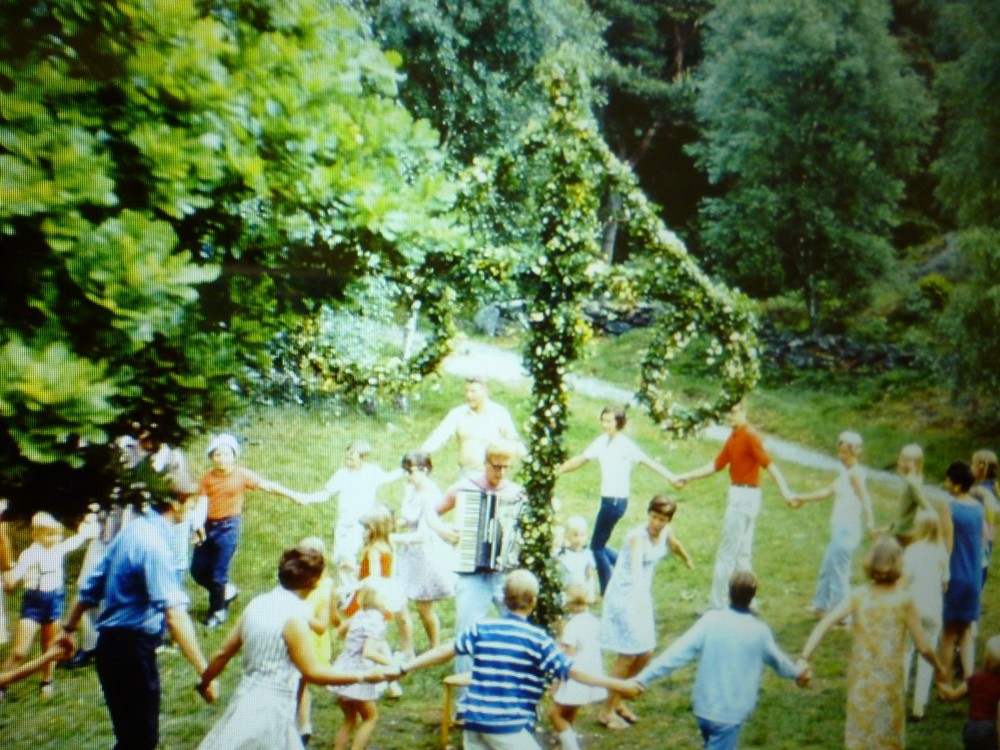 スウェーデンの夏至の祭りの様子
