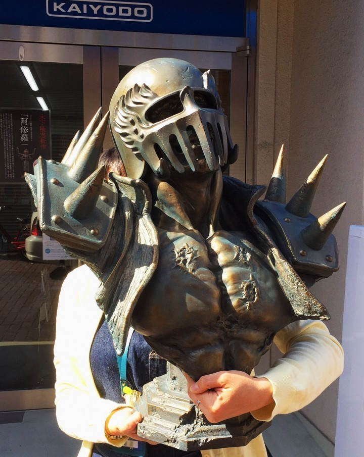 一般女性の上半身を覆い隠すほどのサイズ