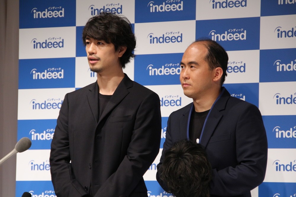 イベント終盤には苦しさのあまりウィッグを外した。