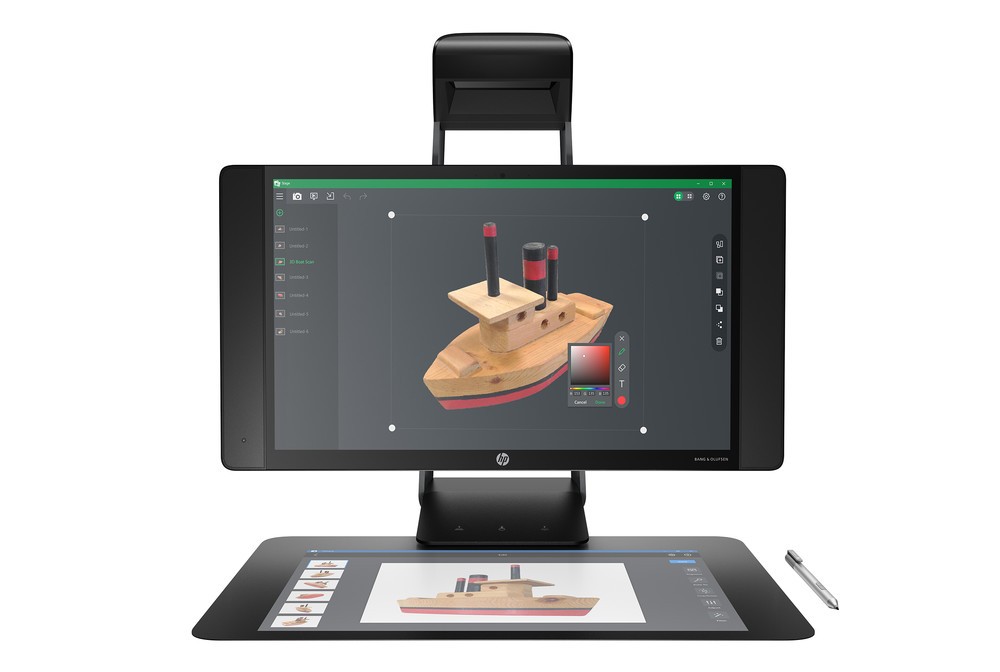 タッチマットに画面を投影、直感的に編集できる「没入型」PC