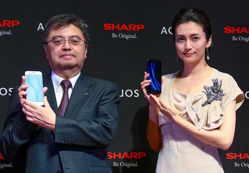 写真左はシャープの長谷川祥典IoT通信事業本部長