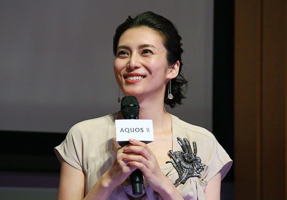 柴咲コウ「こんなに夜景がきれいに！？」　シャープ新スマホ「AQUOS R」の映像美にうっとり