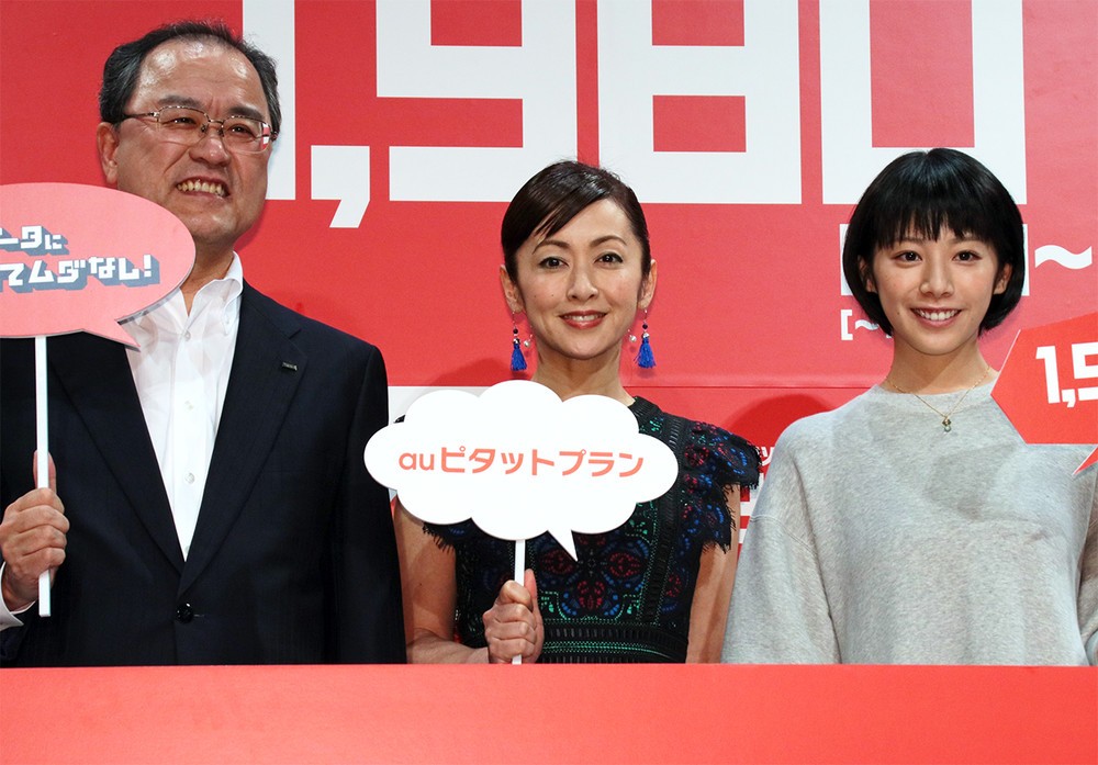 （写真左から）KDDIの田中孝司社長、斉藤由貴さん、夏帆さん