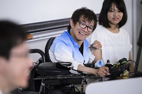 群馬県在住の宮内康裕（みやうち・やすひろ）（40）さん。おしゃれが好きで髪形にこだわると話すと会場から笑いが起きた

