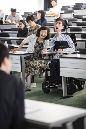 延世大学から来た重度の障害者に、介助者として母親が付いて来日した。母たちの明るい表情が印象的だった

