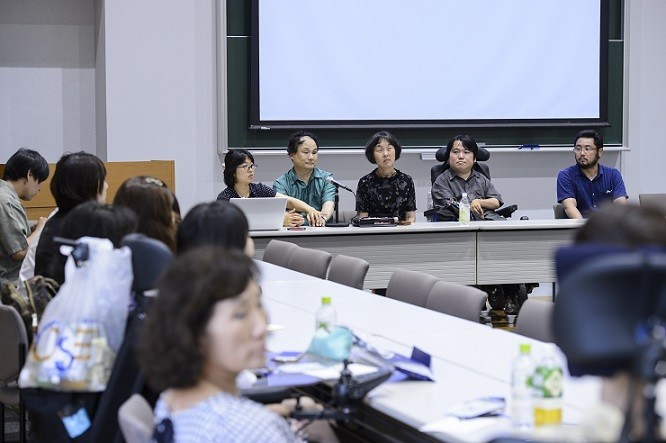 障害者で東大准教授の熊谷晋一郎さん（右から2人目）の講義で始まった。群馬県立盲学校、前橋市立前橋特別支援学校、埼玉県立行田特別支援学校の教諭らも参加した
