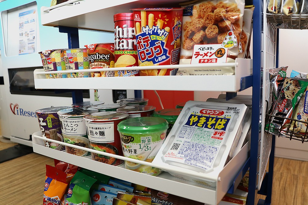 夜食用にカップめんも常備