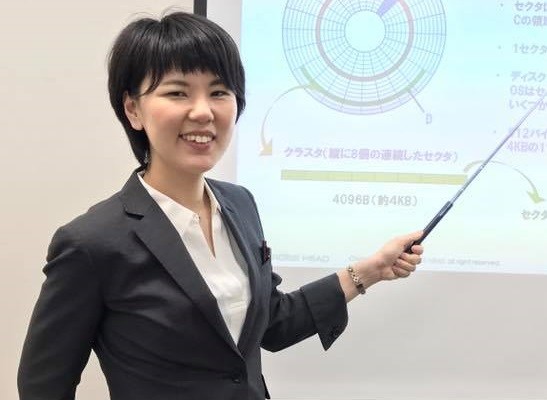 ITパスポート試験対策講座を担当する窪田郁美さん