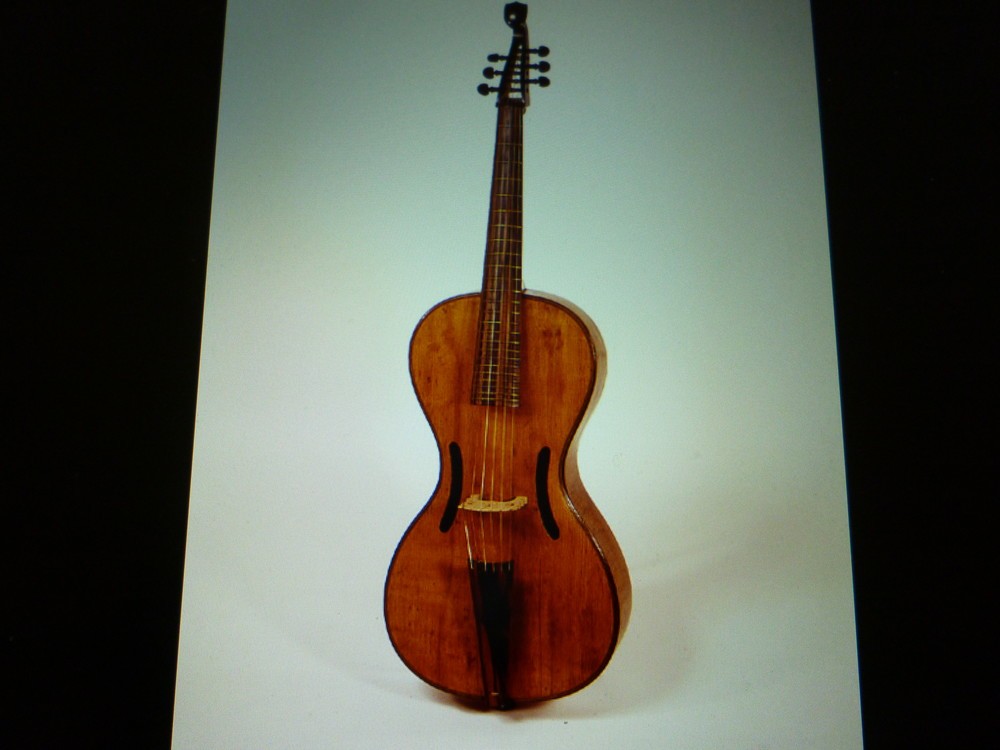 アルペジョーネはチェロに似ているがよく見るとギター的部分が多い