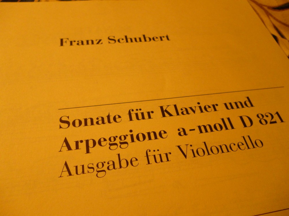 しかしこの楽譜は現代のチェロで弾けるようにアレンジされたもの、断り書きが扉に書いてある
