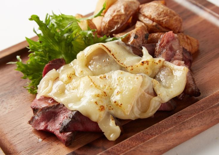 【朗報】ワンコインでハンバーグ食べ放題！ラクレットチーズかけ放題！　歌舞伎町へ急げ