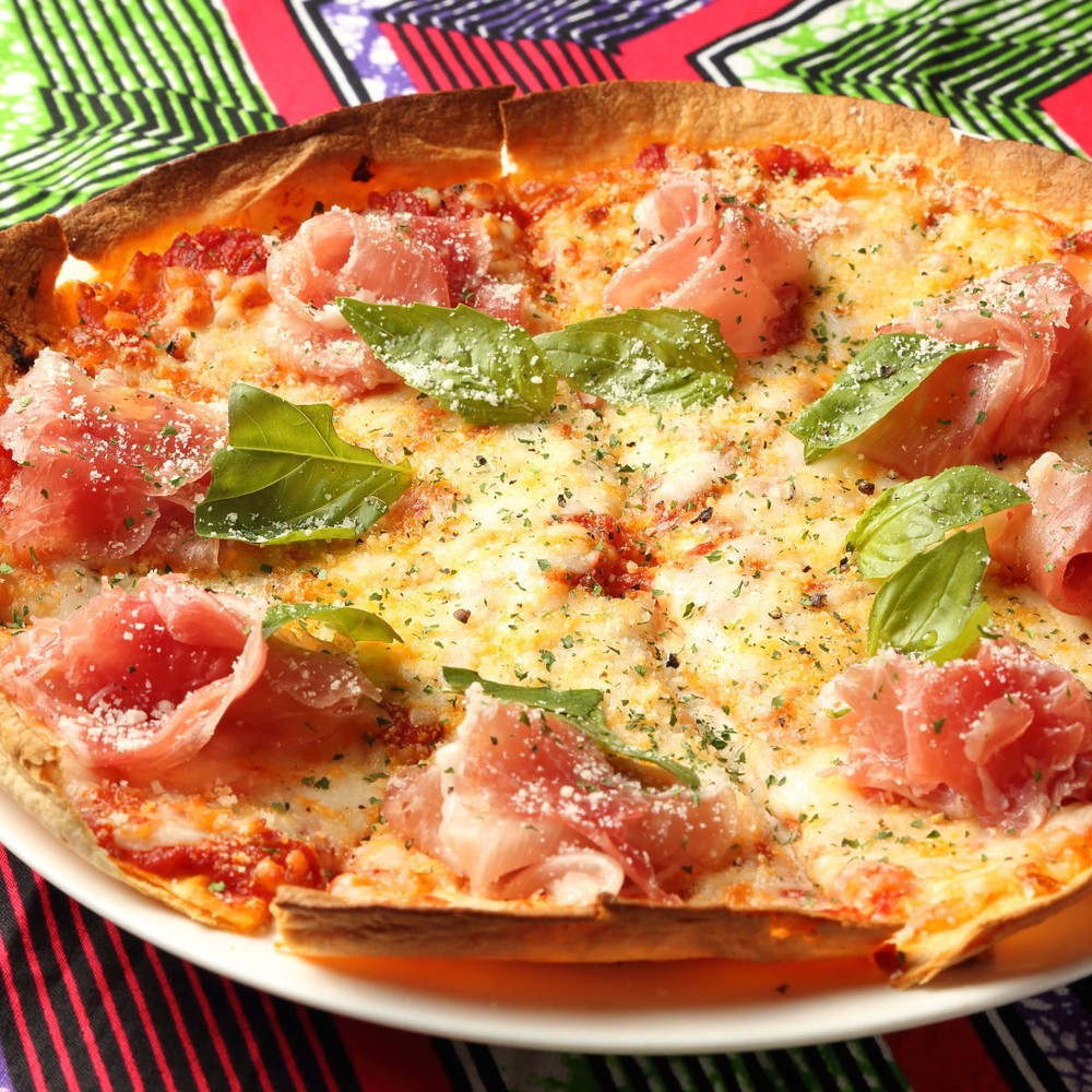 人気メニュー「生ハムとモッツァレラチーズのピザ」