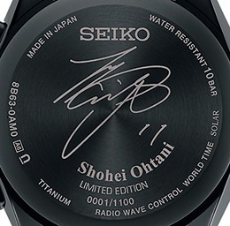 サインとシリアルナンバーが印刷されている裏ぶた