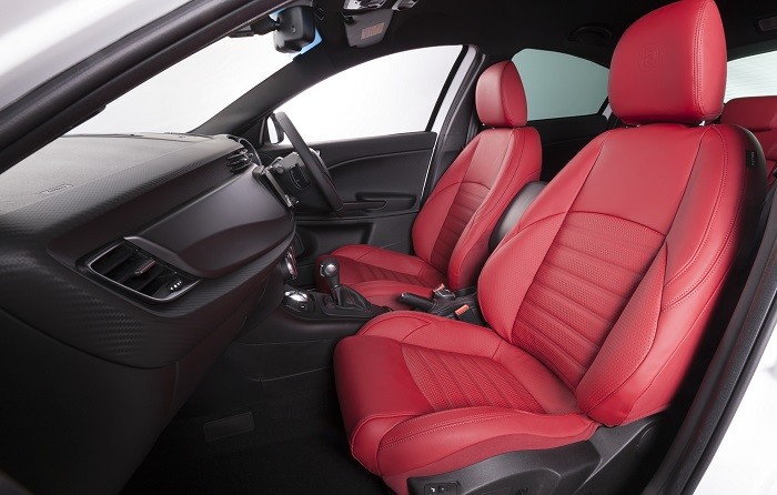 レッドの上質レザーシートとホワイトのコンビネーションが個性的
