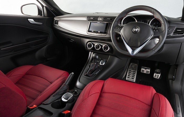 レッドの上質レザーシートとホワイトのコンビネーションが個性的
