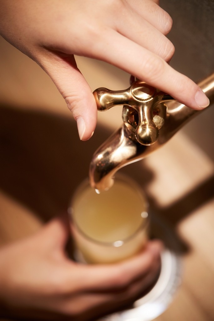 星野リゾート青森屋の「りんごジュースの蛇口」