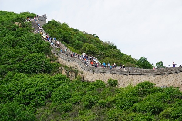 世界から約200名が集まった。過去16回開催された万里の長城マラソンで初めて視覚障がい者が参加した。大会関係者から大きな拍手を浴びた。（写真・Small Bell Sound）