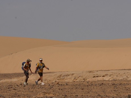 視覚障がい者は、伴走者のリュックにつけた通称「絆ロープ」をしっかり握って走る。