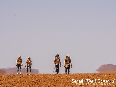 砂漠といえ、大きな石がごろごろしている場所もある。伴走者が、「スートン！（石だ！）」と教えてくれても、避けられずに転倒することもしばしばだ。