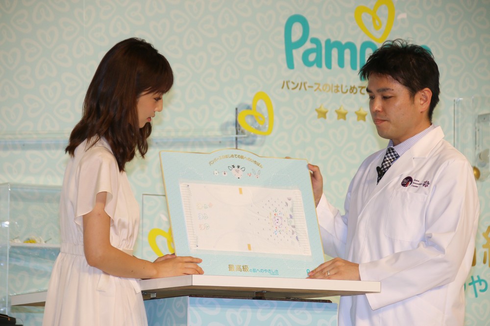 おむつ作りをする小倉さん