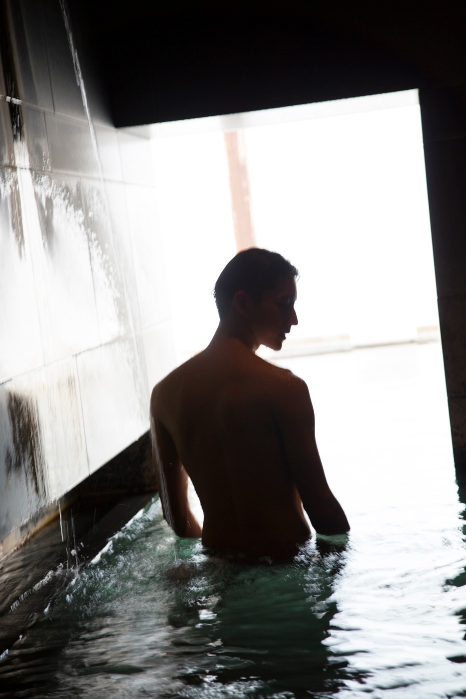 （C）『田口淳之介 写真集　On the Moon』（宝島社）