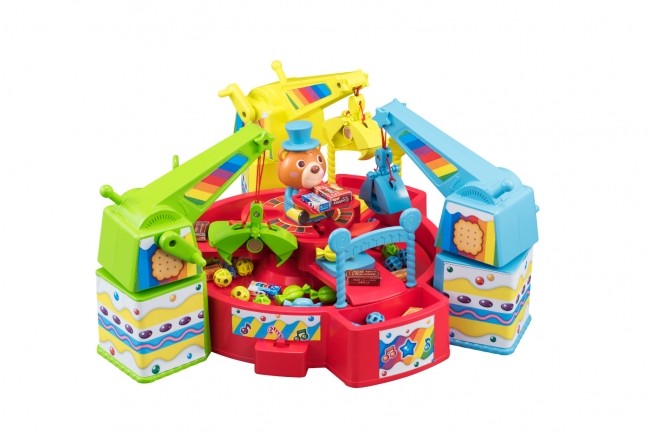 お菓子のクレーンゲームがお家に！　最大3人で遊べる「たいけつ！キャンディキャッチャークレーン」