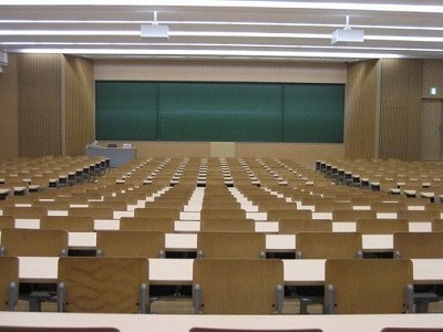非大卒者の多くは「学歴」で後悔？　4人に1人が年収200万円未満、やりたい仕事に就けない