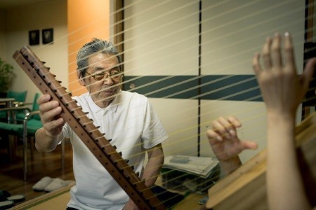 何本もの絹糸を集めた絃が複雑に共鳴し、独特のゆらぎをもたらす。お披露目は10月1日（日）三重県文化会館中ホールにて催される『正倉院の響き』で。