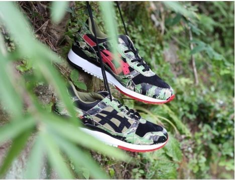 アシックスジャパン×atmos　TIGER CAMOプリントのスニーカー