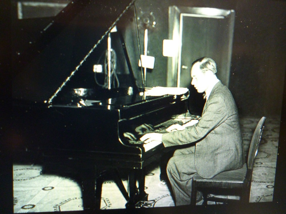 ピアノを弾くフルメリ―