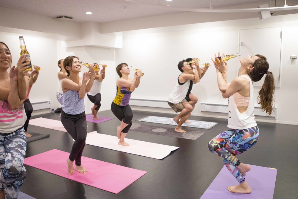 ビール瓶でビール腹解消できる！？　LAVAがベルリン発の新ヨガをビアガーデンでレッスン