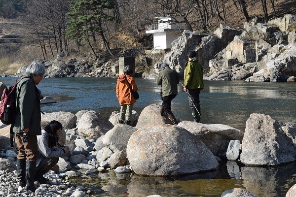 公益財団法人韓昌祐・哲文化財団の助成金で実現した韓国の野生カワウソ観察ツアー。
　　晋州（チンジュ）市にある晋陽（ジニャン）湖のカワウソ保護区などを見学した。
